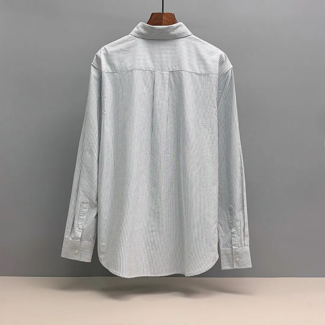 P210 Ralph Lauren/Ralph Lauren cow-like striped embroidered shirt is made of 100% cotton Oxford fabric. The 100% cotton material makes it very breathable. It is comfortable to wear and not easy to sweat. It has a loose fit and has a three-dimensional upper body. The lines are smooth and natural. From the shoulder line to the waistline and then to the hem, the line transition is smooth. There are no unnecessary folds or accumulation. The whole body is neat and stretched. The chest is embellished with the iconic love embroidery. Simple but highly recognizable. The color transition of the embroidery thread is natural. The stitches are even and uniform in size. The stitches can also connect naturally and the lines are smooth and not stiff. Size: S M L XL